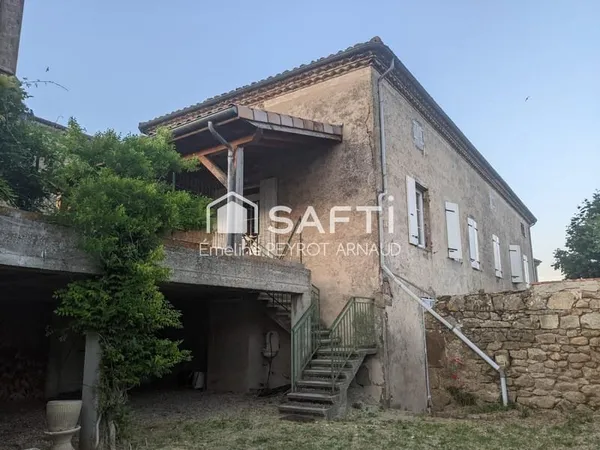 Maison de caractère, elle n'attend plus que vous.