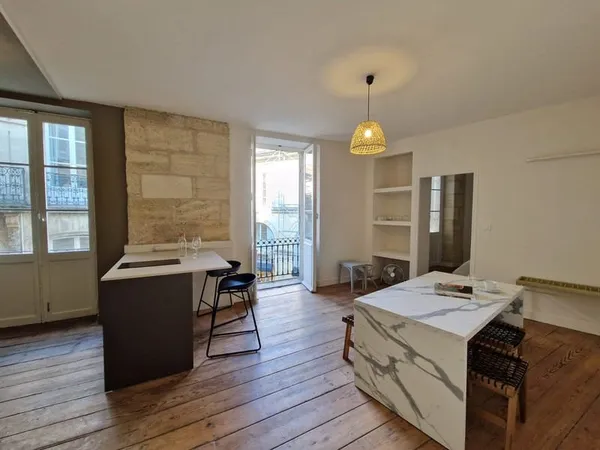 BORDEAUX SAINT PIERRE - T2 rénové dans la pierre