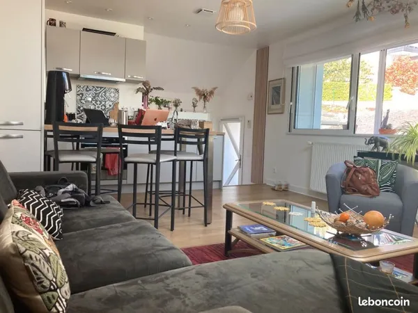 T3 plein de charme en rdc surélevé, entièrement refait à neuf, dans maison sur les premières hauteur
