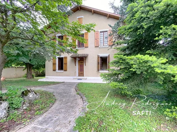 Maison familiale avec jardin et dépendances
