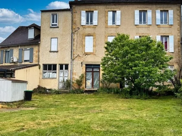 2 appartements dans sarlat avec dépendances, jardins et parking