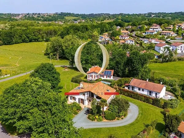 Maison de plain-pied 5 pièces 234 m²