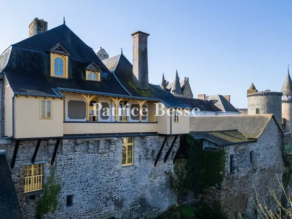 Dans une cité des Marches de Bretagne, un hôtel particulier du 16e s., sur la place d'un chât
