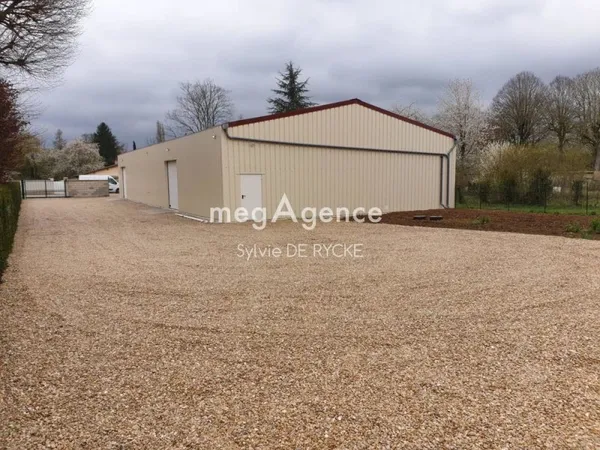 Hangar sur 1208m2 de terrain clos