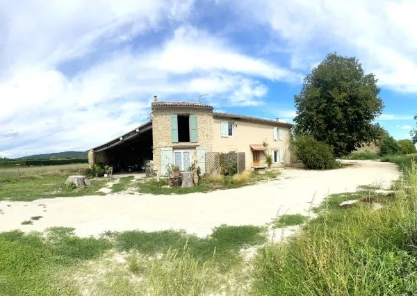 Pertuis, bastide provençale de 160m2 sur terrain de 5ha
