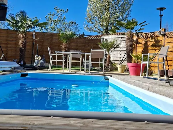 VENANSAULT - Maison de plain-pied au calme. Jardin paysager & Piscine