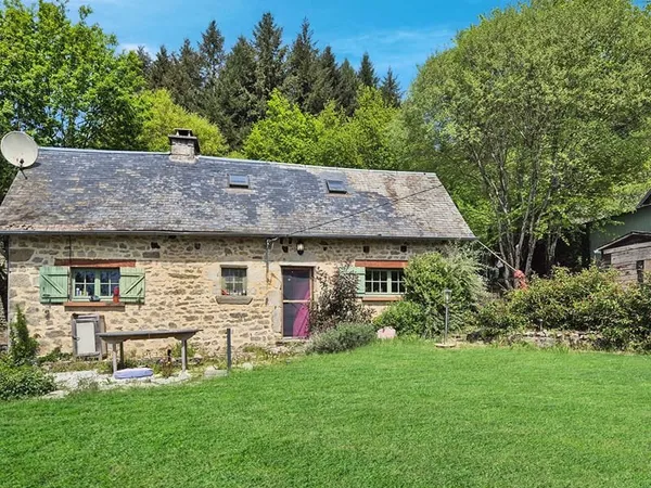 CORRÈZE. CHAMBERET. Jolie maison en pierre de 2 chambres, beau gîte d'une chambre et terrain de 1 99
