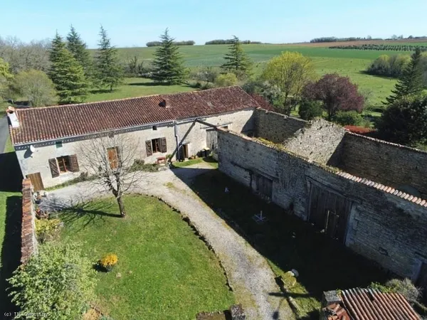Maison de Campagne avec 4 Chambres sur 4,5 Hectares de Terrain, près de Mansle