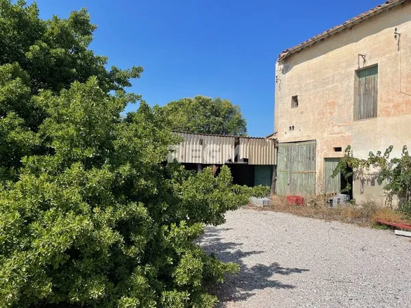 Mas ancien à rénover de caractère en vente à Saint-Estève 66