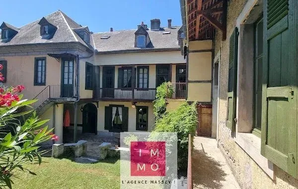 RARE HYPER CENTRE TARBES : ELEGANTE DEMEURE BOURGEOISE : 297m² avec dépendances attenantes