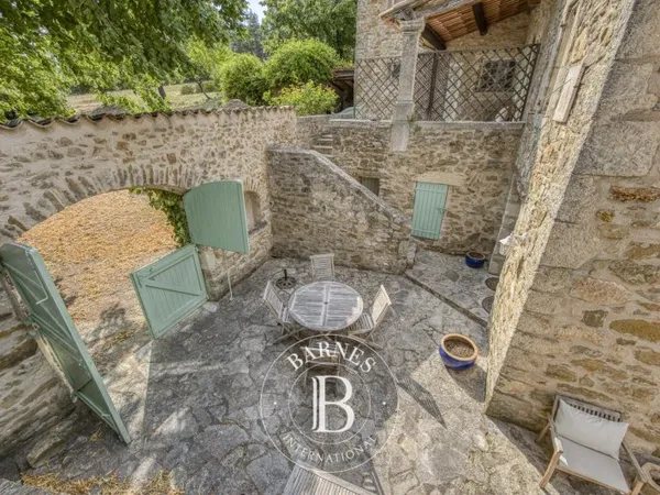 Barnes - Domaine de 58 hectares avec 3 mas en pierre - Piscine