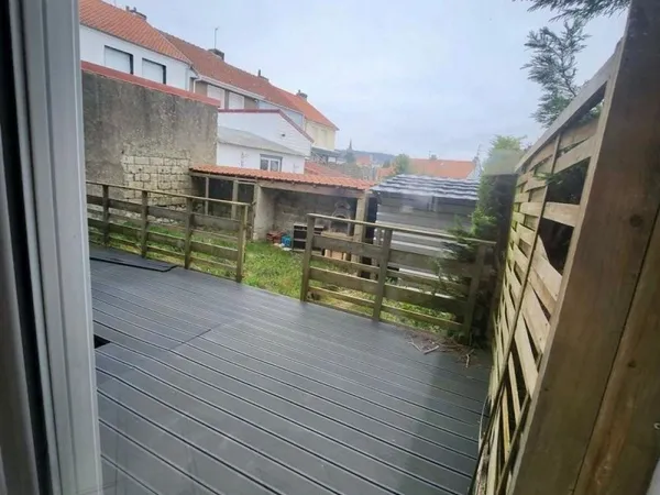 Située dans un secteur recherché pour son calme, cette charmante maison semi-mitoyenne parfaitement 