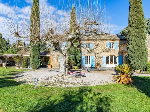 Superbe mas de caractère face au Luberon avec parc arboré, pis