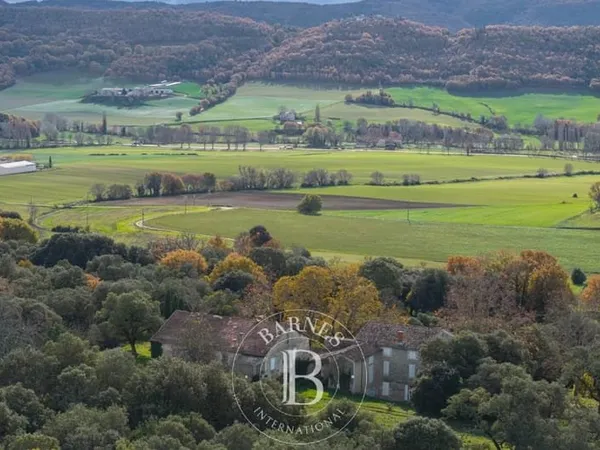 REILLANNE- DOMAINE 800m2- DEPENDANCES - PISCINE- 60 HA-VUE PANORAMIQUE