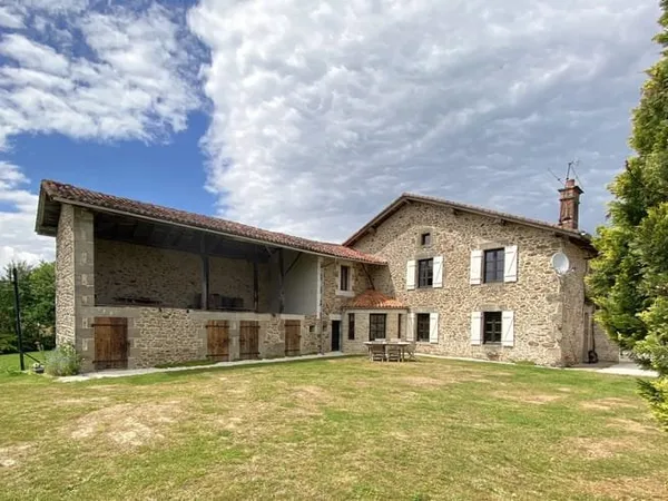 Maison de caractère de 4 chambres en pleine campagne, avec près de 2ha de terrain attenant