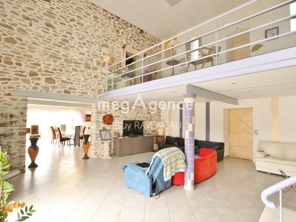 MAISON ATYPIQUE SUR UN TERRAIN DE 2 Ha 19a 33ca