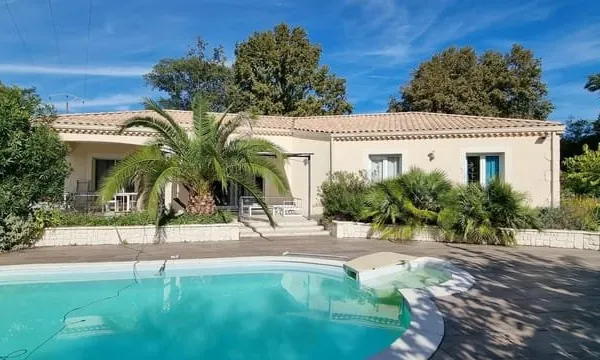 SUPERBE VILLA DE 2017 AVEC PISCINE SUR 2645 M²