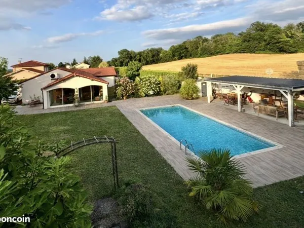 Maison de plain-pied avec piscine et dépendances - 1700 m² de calme à Marennes
