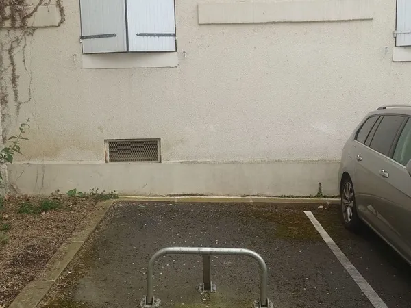 4 places de parking avec arceau 35 euros/mois