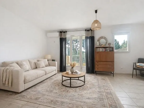 Villeneuve les Avignon appartement T3 balcon piscine parking