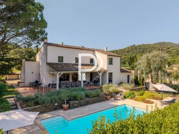 Villa avec piscine au calme