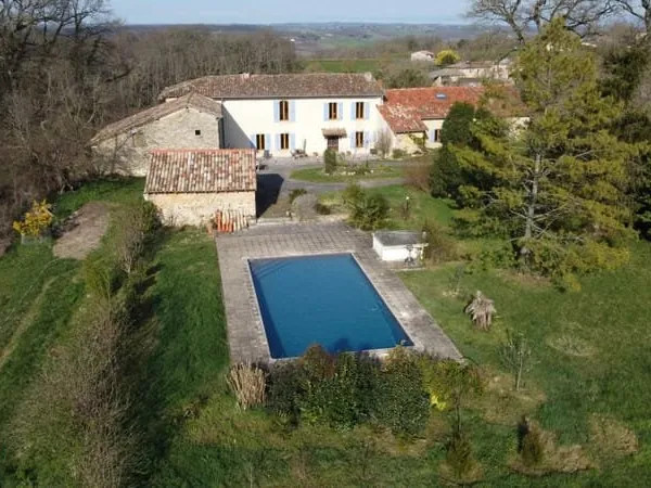 Propriétés de 2 maisons et dépendance