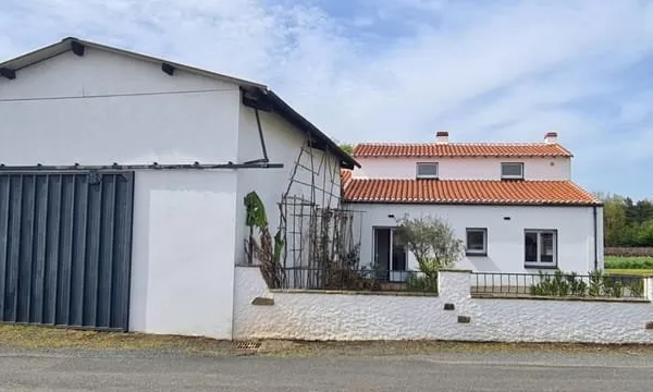 Maison Gorges 5 P . 3 Chs . 1 Bureau . 93 M² . T 507 M² . Garage . Cave . Préau