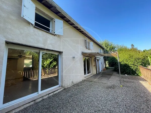 Maison spacieuse avec un jardin paisible