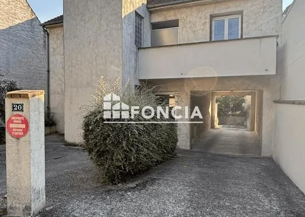 Joli 2 pièces avec balcon, Cave et parking