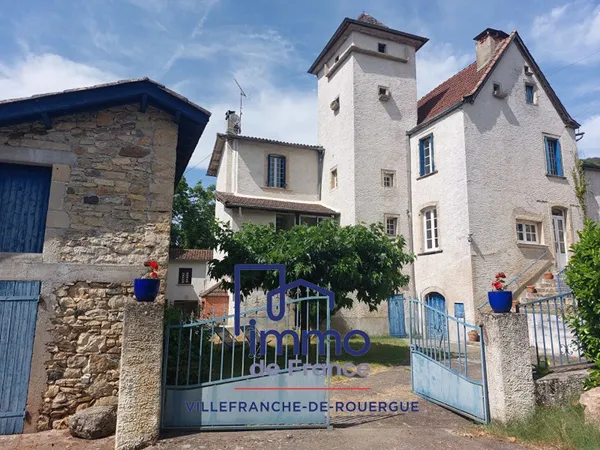 Maison du 17°, 184 m2 hab. avec garage et terrain clos