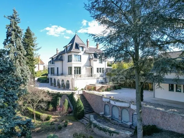 MAISON BOURGEOISE 255 M2 ENTIÈREMENT RÉNOVÉE, STUDIO DE 35 M2, PARC CLOS ET ARBORÉ DE 4 303 M2, 4 CH