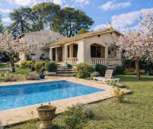 Belle maison avec grand terrain hors lotissement