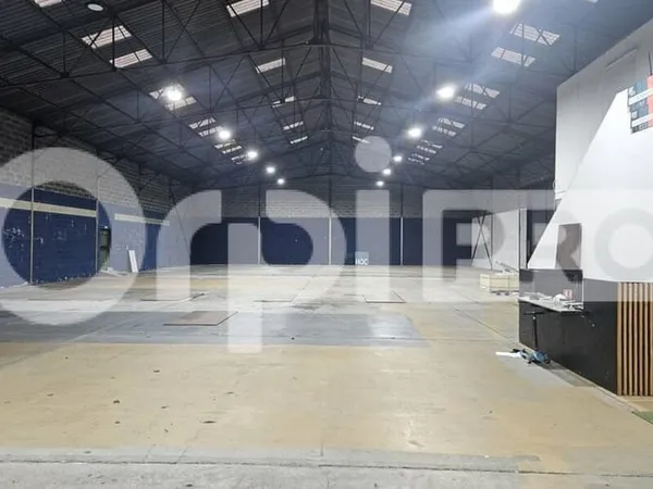 Local d'activité 1050 m²