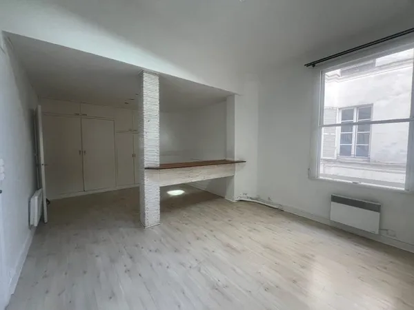 Studio sur cour Place Saint Michel