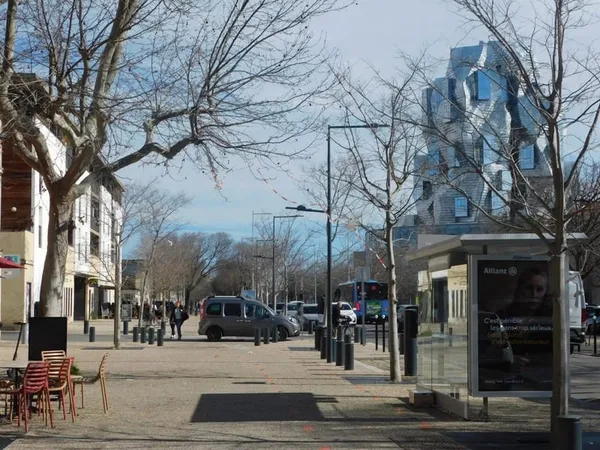APPARTEMENT RÉNOVÉ AVEC TERRASSE PROCHE TOUR LUMA