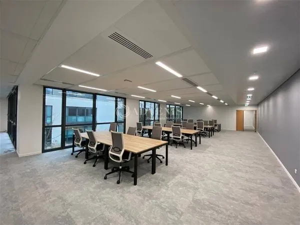 Bureaux 684 m²