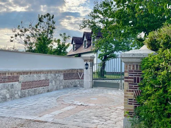 RARE SUR LE SECTEUR - Propriété d'exception rénovée 2025 - 190 m² - 8 pièces - 6 chambres - Terrain 