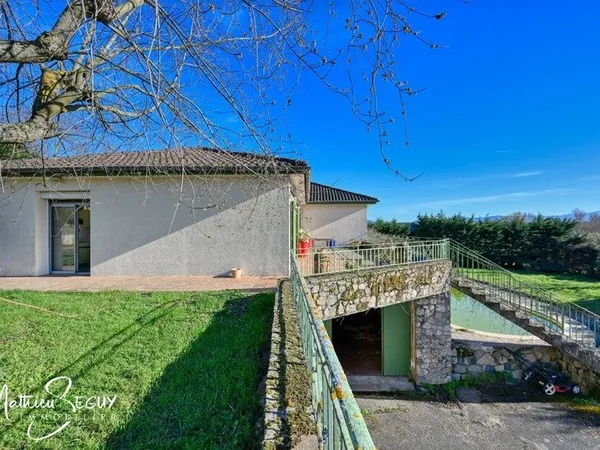 MORNANT LES PLATIERES - Maison de 185 m² en zone Ui avec potentiel de local artisanal