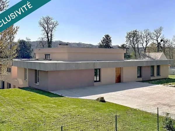 Propriété hors norme au style contemporain