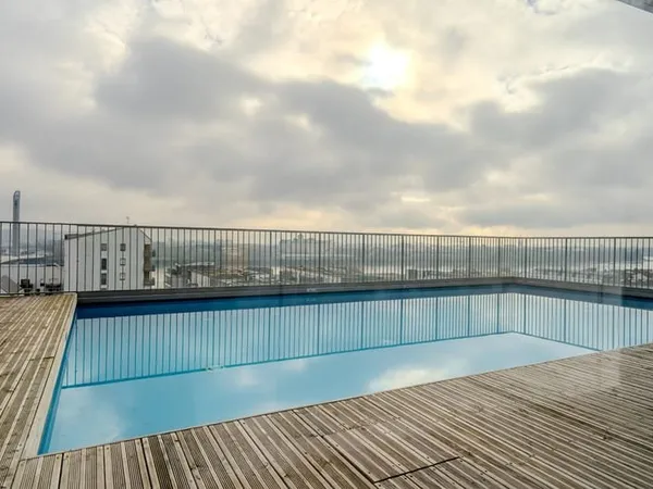 Bordeaux Bassins à flot- Appartement T2 de 43 m² avec piscine, terrasse et parking