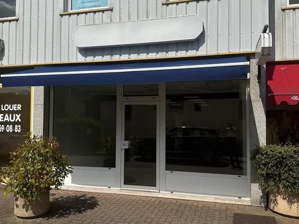 Local commercial avec vitrine dans la zone commerciale de Saint-Marcel