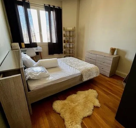 A LOUER A PARTIR DU 20 MAI - COLOCATION DE FILLE - 1 CHAMBRE de 15 m2 - 450 CC -