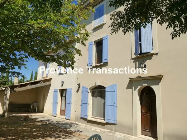 Grand mas avec jardin ombragé et garage 85m2