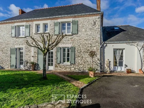 Maison de caractère avec ses pierres apparentes et sa piscine