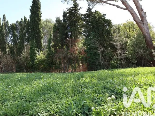 Terrain 614 m²