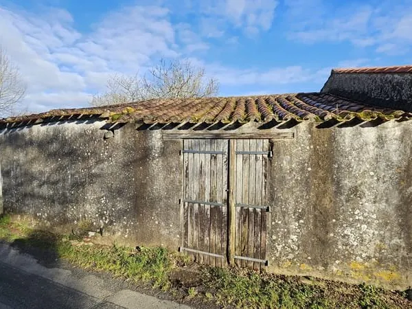 'Garage en pierre avec cave au pied du Lac du Jaunay, authen