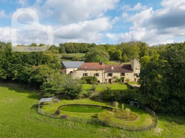 Domaine en pierre avec deux maisons, grange et bassin