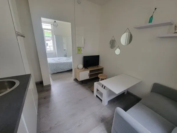 EN CENTRE VILLE JOLI MEUBLE AVEC PETITE COUR