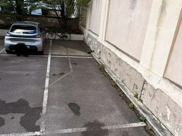 Location double place de parking extérieur sécurisée