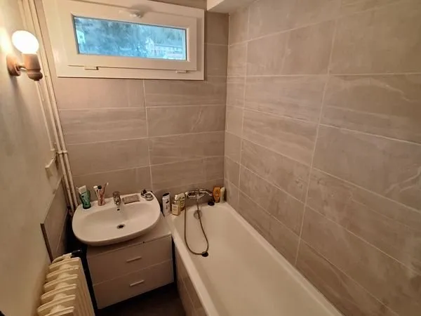 Vends appartement rénové dans résidence calme au rdc